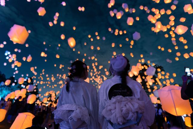【七夕スカイランタン祭り2025】神奈川と京都で開催！生演奏とともに楽しむ幻想的な夜