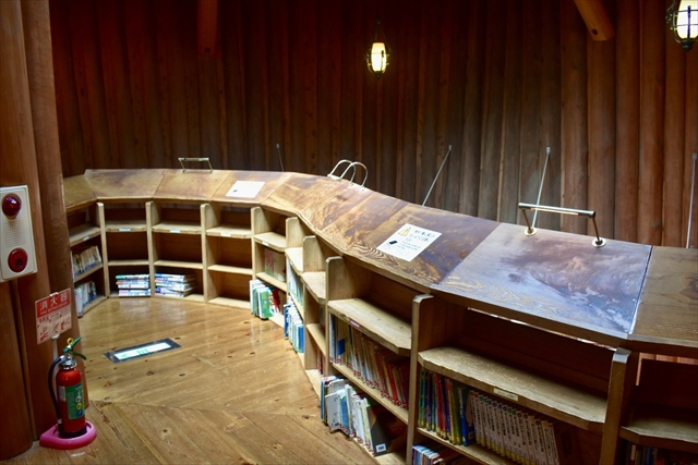 森の家 2階 図書コーナー