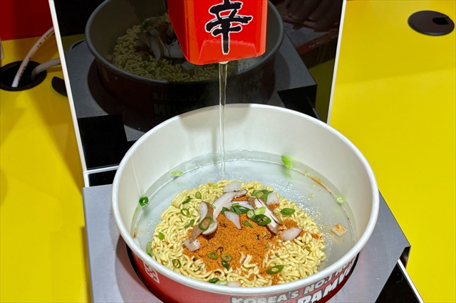 自動ラーメン調理機でつくる「漢江ラーメン体験」