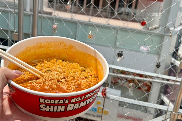 辛ラーメン粉食POPUPストア 屋上の喫食スペース　オリジナル辛ラーメン