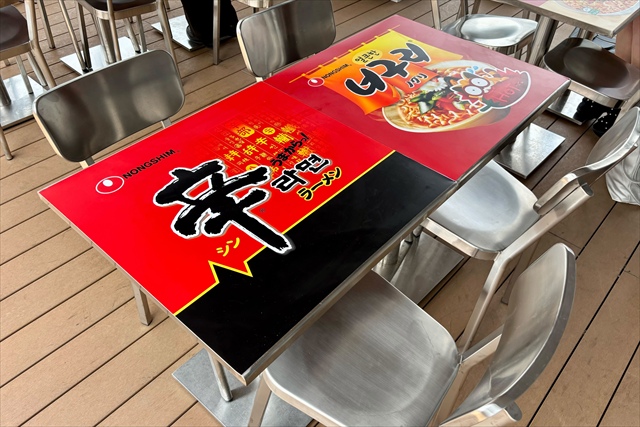 辛ラーメン粉食POPUPストア 屋上の喫食スペース ベンチ接写