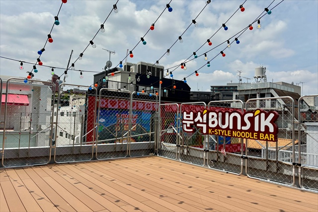 辛ラーメン粉食POPUPストア 屋上の喫食スペース
