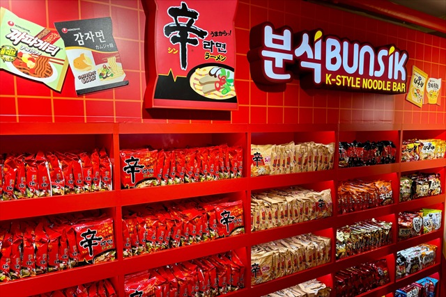 壁いっぱいに広がる農心製品「粉食セレクション」