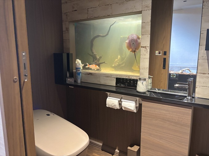 トイレの中の水槽