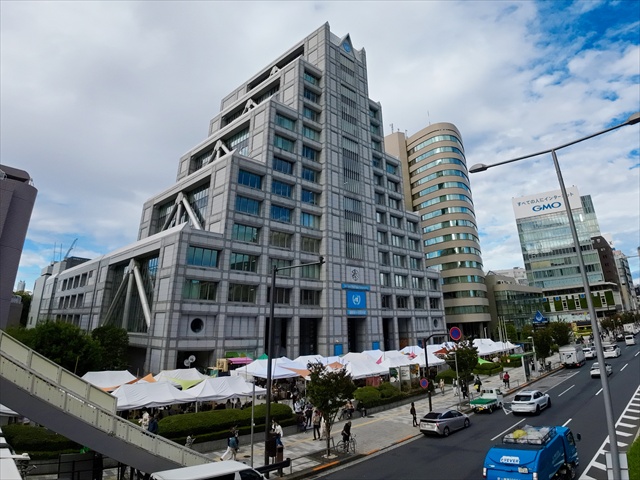 週末朝市が楽しい！海外観光客からも大人気の、都内で楽しめる大型マルシェ5つ　青山ファーマーズマーケット　国連大学前