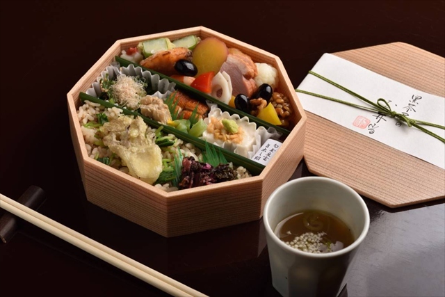 水の音特別弁当”せせらぎ” 特製出汁付