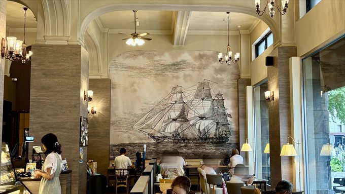 まるで美術館にいるような気分が味わえるアート前の座席