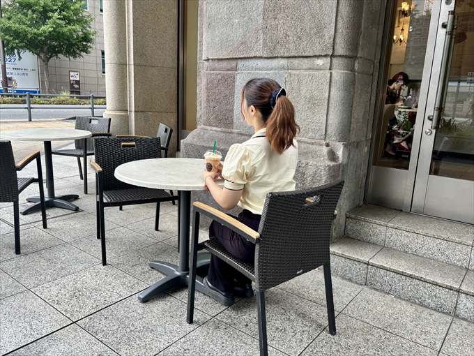 日本大通りの名物“イチョウ並木”を楽しめるテラス席