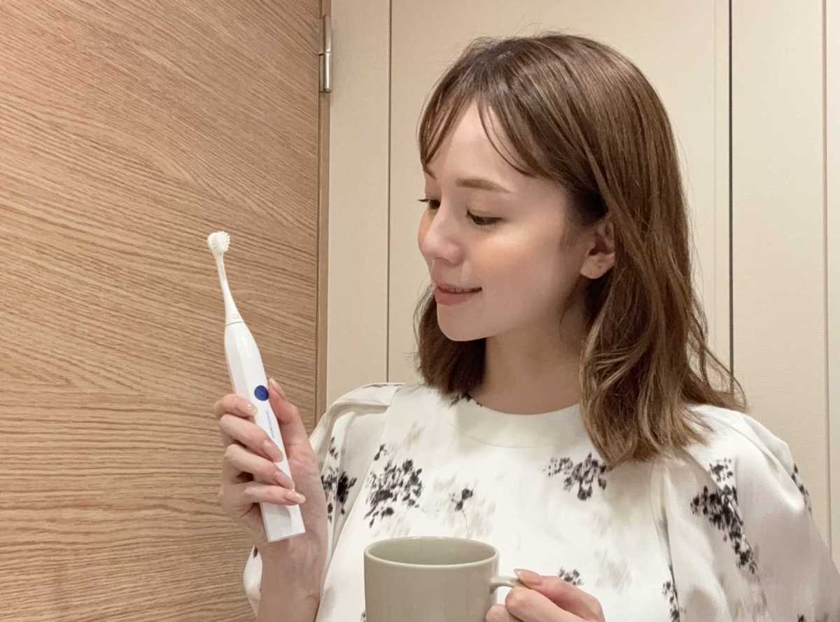 モデル　インフルエンサー　黒田真友香さん　クラプロックス　CURAPROX ハイドロソニックイージー　本体が軽い