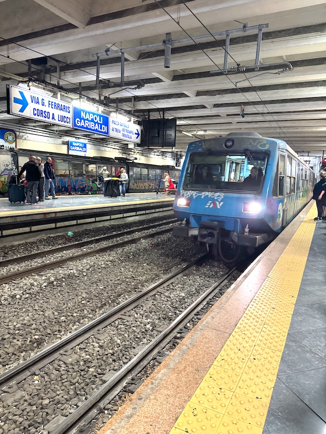 ヴェスヴィアーナ鉄道 ナポリ　イタリア　周遊　駅
