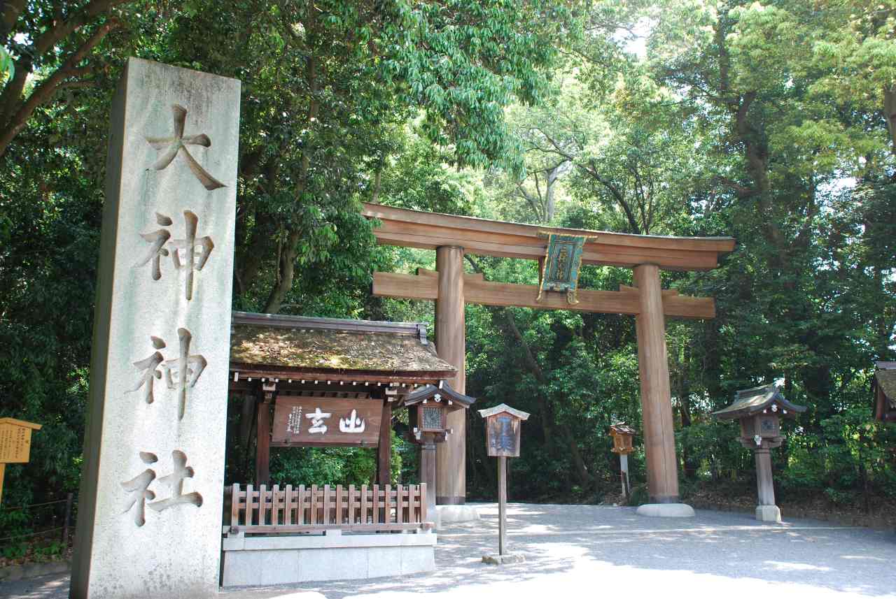 奈良県桜井市・「山の辺の道」」大神神社・二の鳥居（画像提供：大神神社）