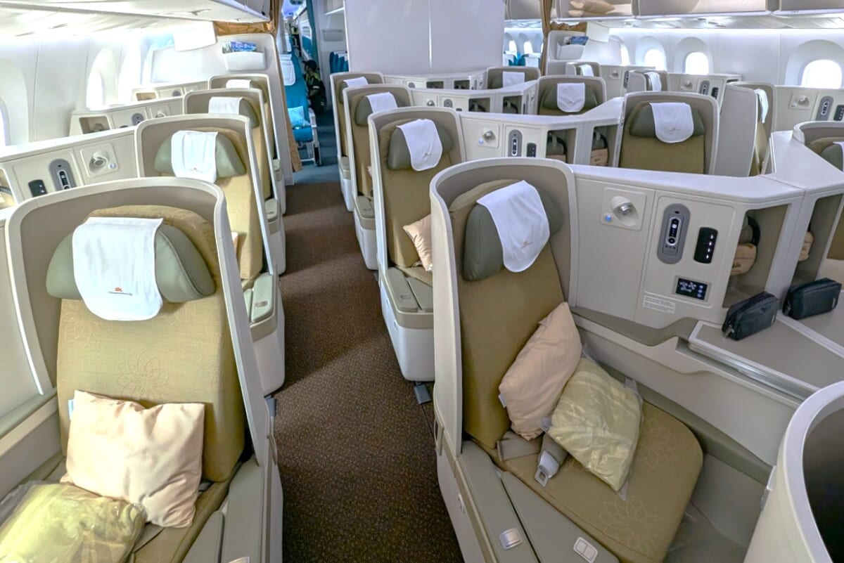 【ベトナム航空ビジネスクラス搭乗ルポ】コスパ最高！フォーなど絶品機内食と快適＆充実のサービスをレビュー