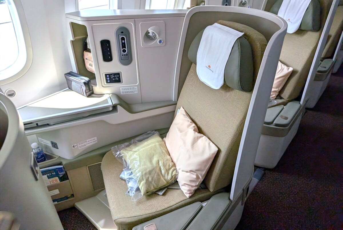 【ベトナム航空ビジネスクラス搭乗ルポ】コスパ最高！フォーなど絶品機内食と快適＆充実のサービスをレビュー