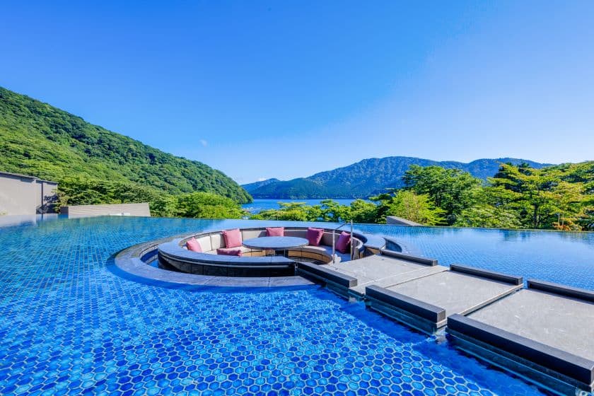 箱根・芦ノ湖 はなをり 水盤テラス