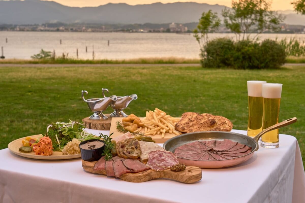 【琵琶湖の畔でサンセットディナー】肉とビールで大人の夏時間を満喫！「BEER HALL 2025 Biwako Sunset 」