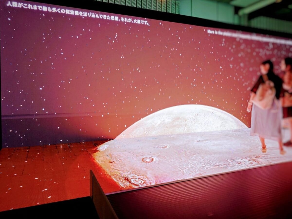 東京都江東区・「日本科学未来館」特別展「深宇宙展〜人類はどこへ向かうのか」To the Moon and Beyond （大画面映像展示「火星ツアー」）