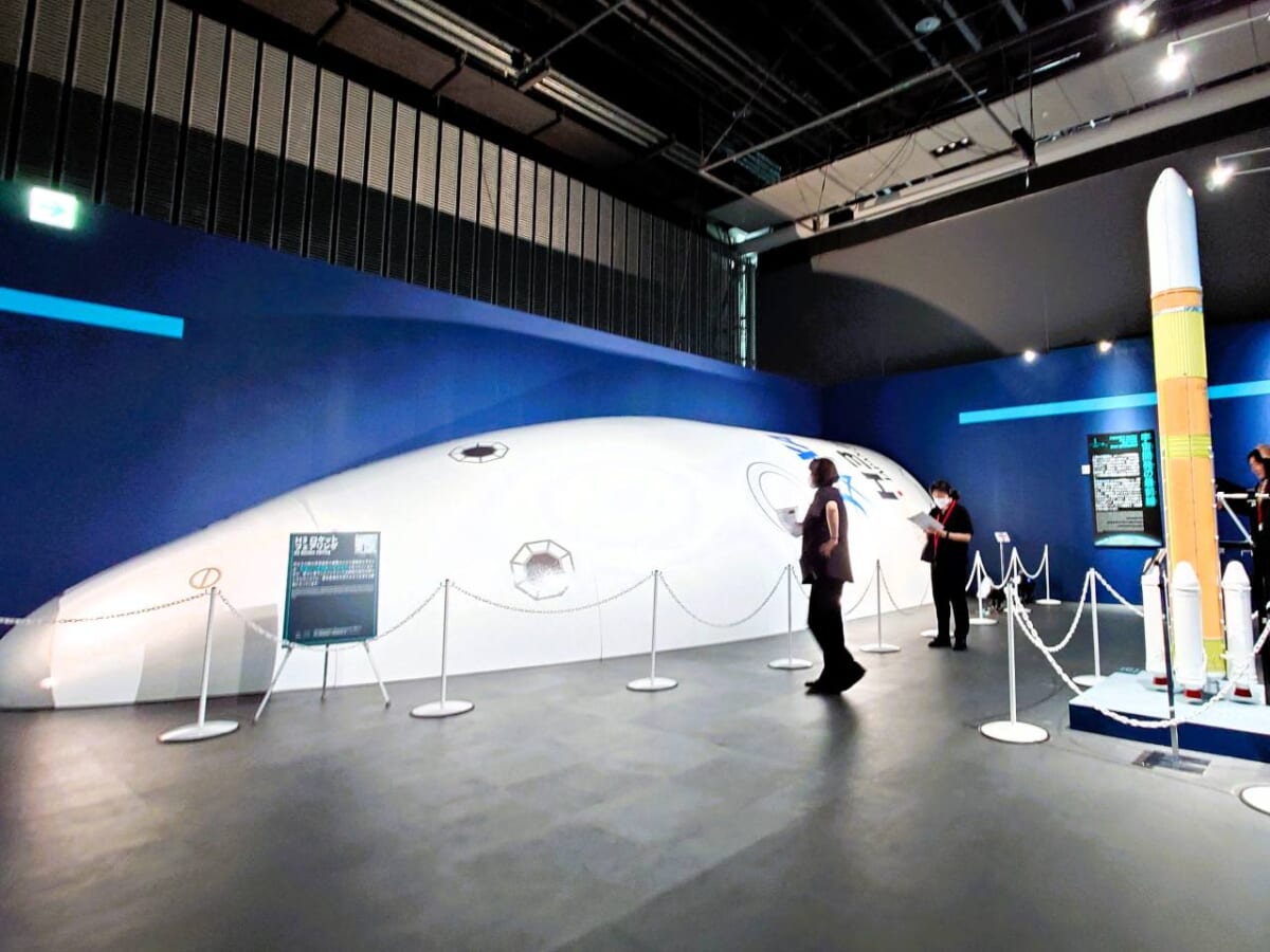 東京都江東区・「日本科学未来館」特別展「深宇宙展〜人類はどこへ向かうのか」To the Moon and Beyond （日本の次世代大型基幹ロケット「H3ロケット」の最先端部フェアリングの実物大の模型展示）