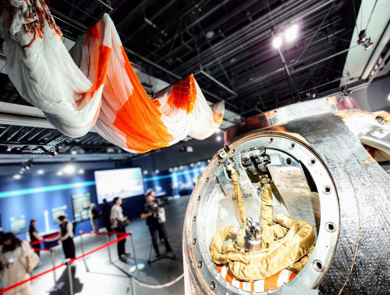 東京都江東区・「日本科学未来館」特別展「深宇宙展〜人類はどこへ向かうのか」To the Moon and Beyond（前澤友作さんが登場した 「ソユーズ宇宙船」（帰還モジュール）と「着陸時のパラシュート」の実物展示）