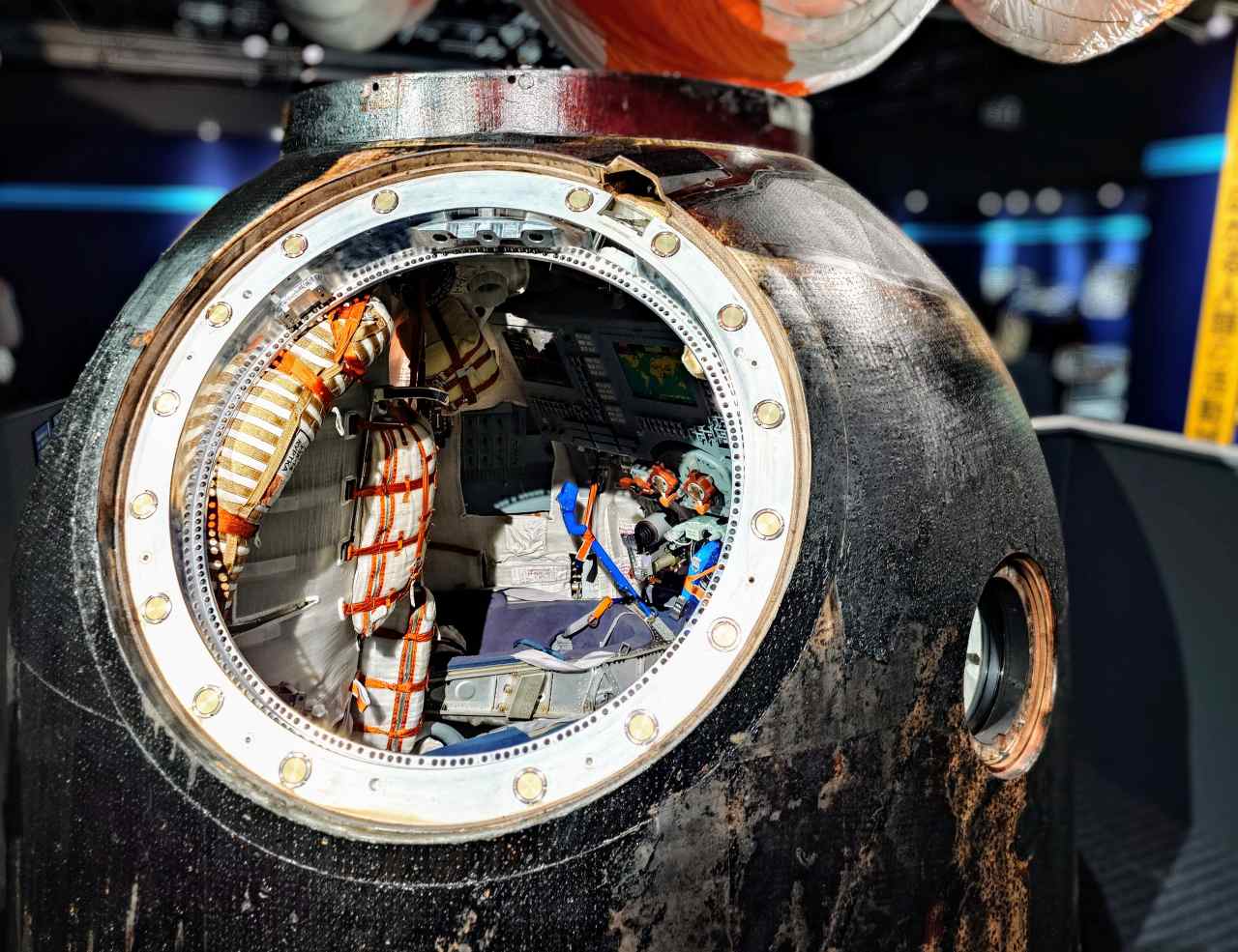東京都江東区・「日本科学未来館」特別展「深宇宙展〜人類はどこへ向かうのか」To the Moon and Beyond（前澤友作さんが登場した 「ソユーズ宇宙船」（帰還モジュール）の実物展示）