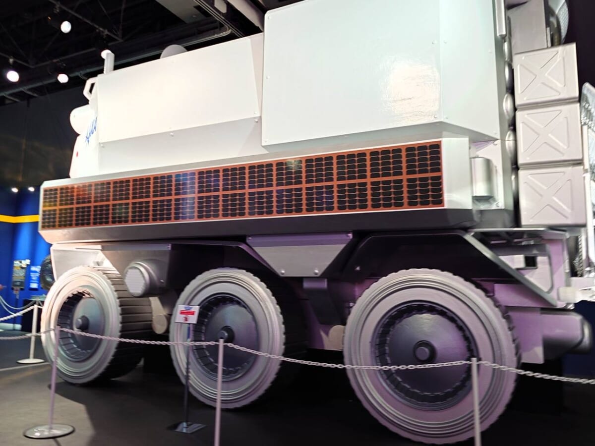 東京都江東区・「日本科学未来館」特別展「深宇宙展〜人類はどこへ向かうのか」To the Moon and Beyond （有人与圧ローバー）2