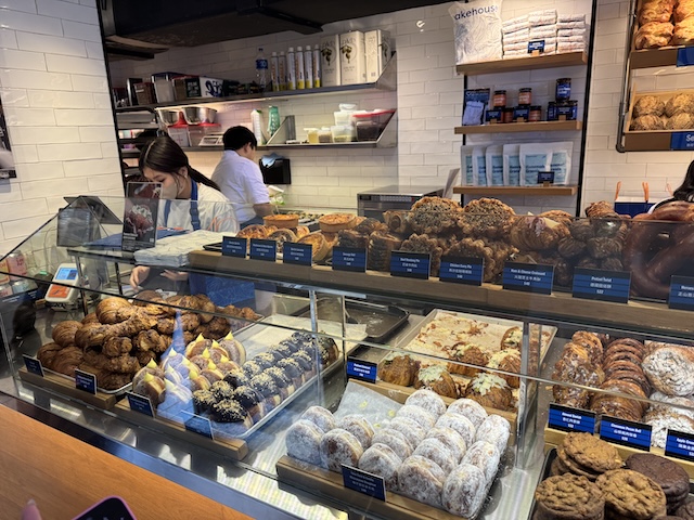 香港　エッグタルト　人気店　bakehouse 店内