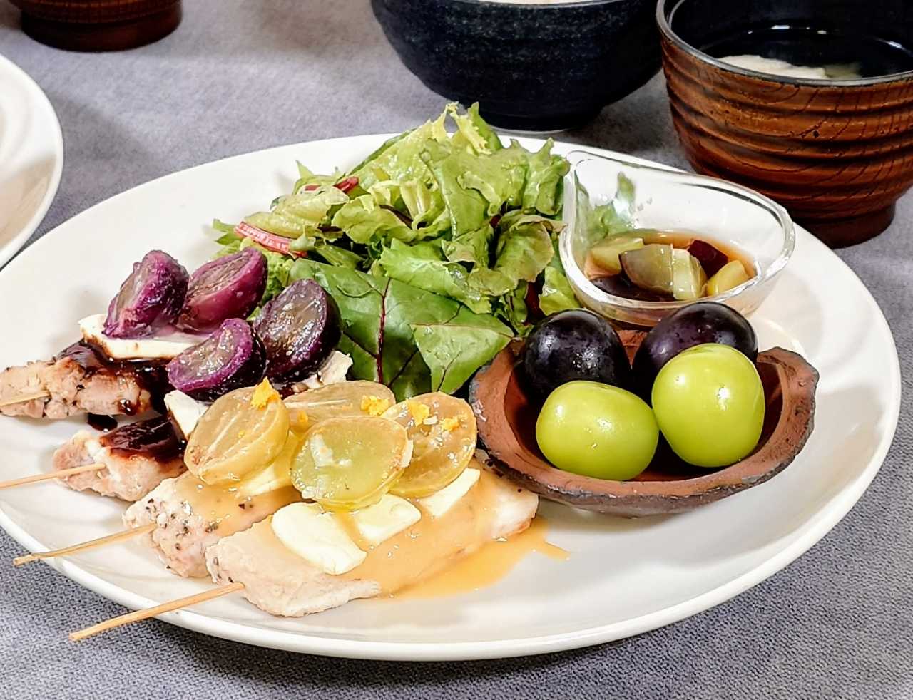 東京都港区・「とっとり・おかやま新橋館（ビストロカフェ ももてなし家）」2025年7月18日（土）～2025年7月29日（火）「AIが考えた岡山の新グルメを再現！『晴れの国おかやま・フルーツ食堂』第2弾」ぶどう定食2
