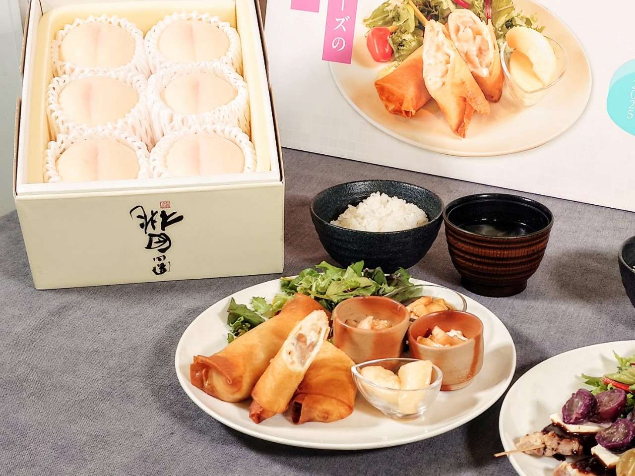 東京都港区・「とっとり・おかやま新橋館（ビストロカフェ ももてなし家）」2025年7月18日（土）～2025年7月29日（火）「AIが考えた岡山の新グルメを再現！『晴れの国おかやま・フルーツ食堂』第2弾」もも定食