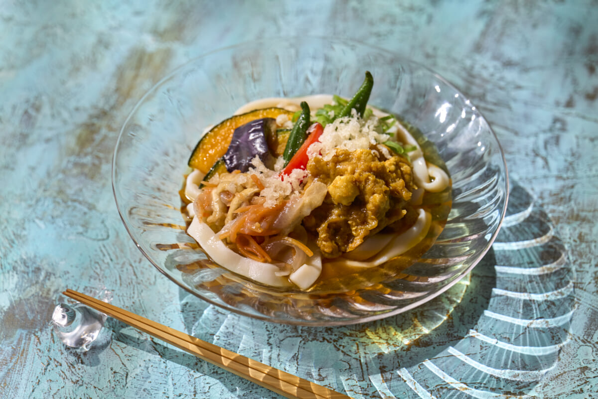 和風だしをきかせた冷やしカレーきしめん