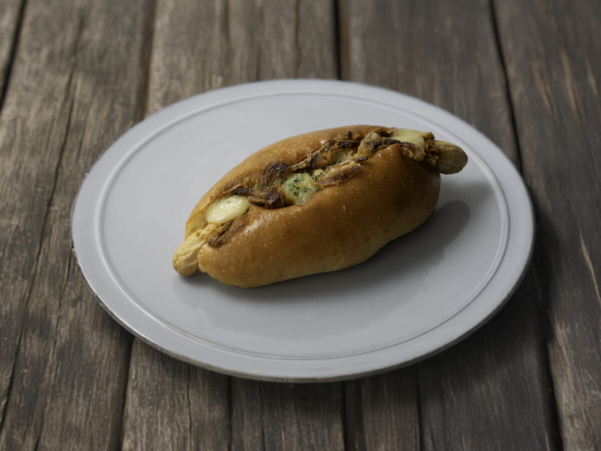 ドライカレーの自家製ソーセージドッグ