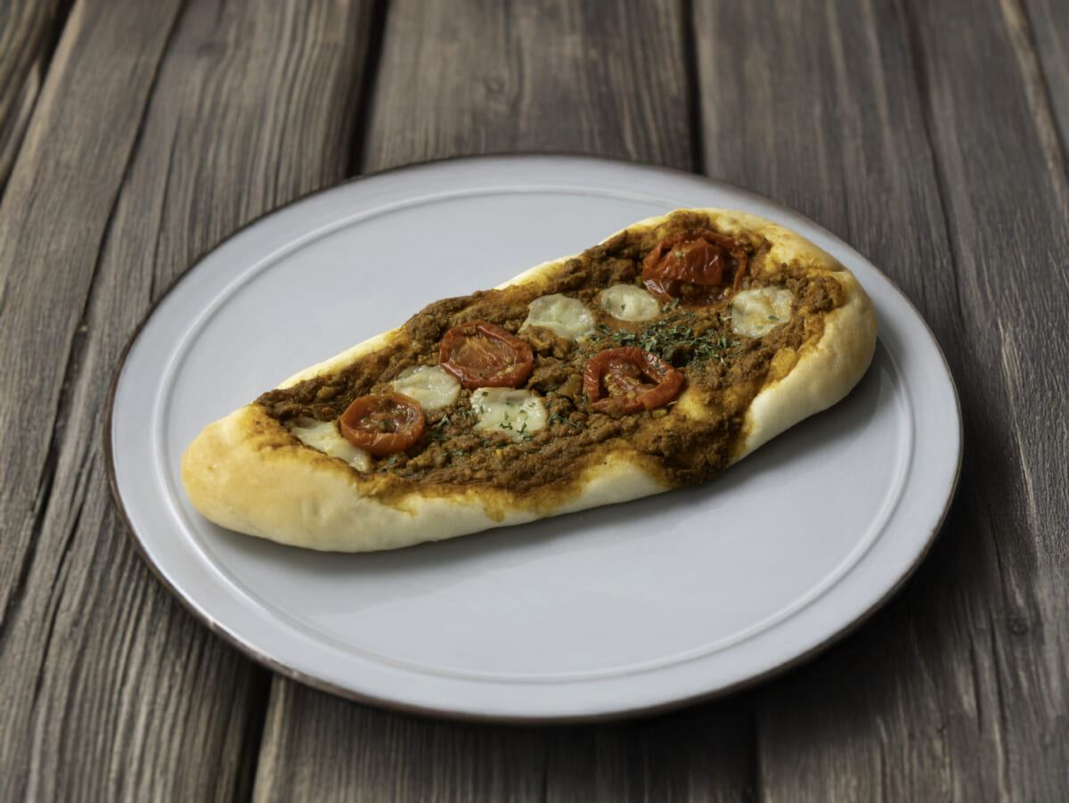 自家製ドライカレーとゴーダチーズのもちもちナン