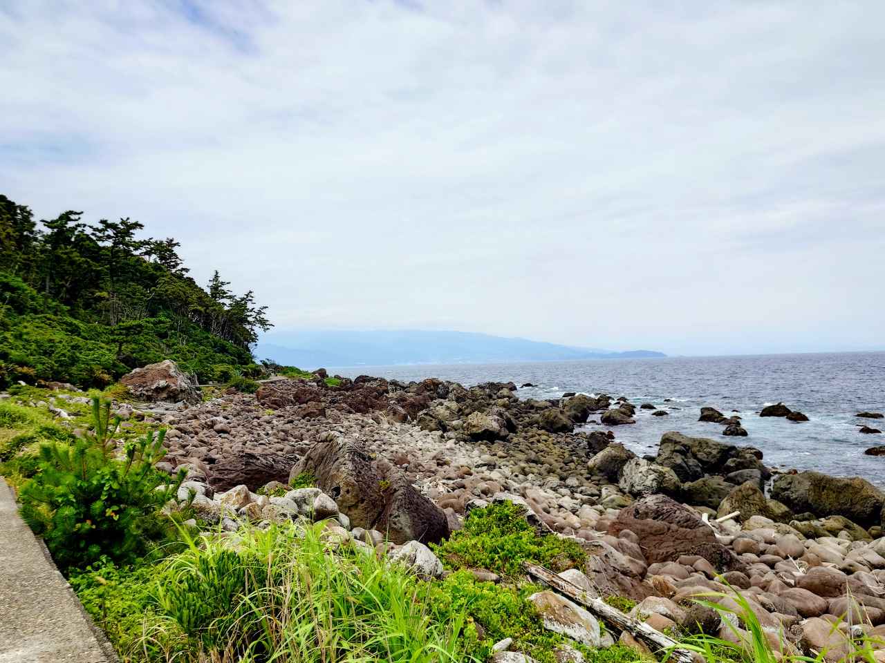 静岡県熱海市・「初島」海岸沿いの景観