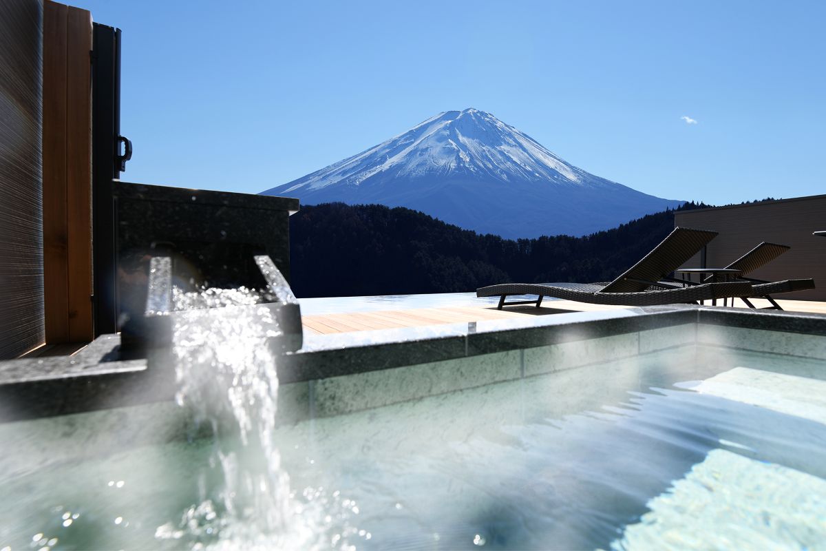 【天空の温泉ヴィラ紬 河口湖】1周年記念！8月の予約限定で山梨県産ハーフワインをプレゼント