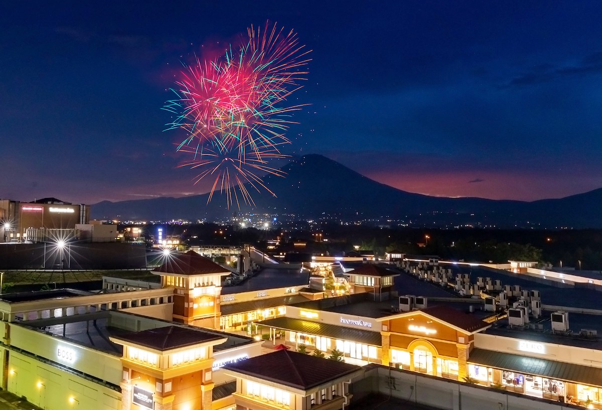 御殿場アウトレットの夏祭り「Gotemba Night!! 2025」打ち上げ花火や屋台フード、クラフトビールが集結するグルメフェス　7月19日（土）～8月23日（土）の毎週土曜日に開催