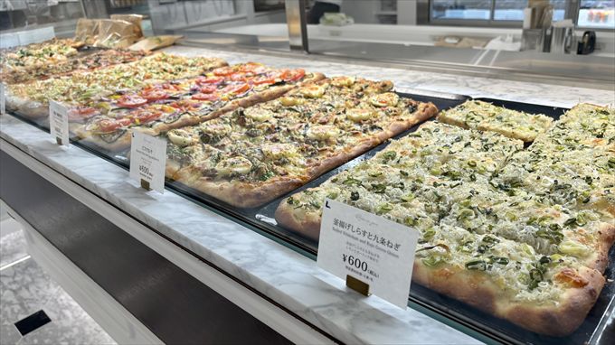 手のひらサイズで食べやすい！「カットピザ」