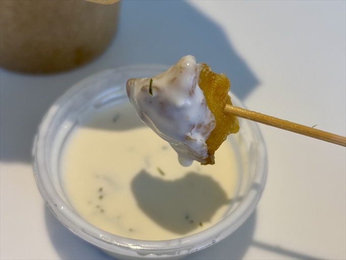 付属のヨーグルトソースと一緒に食べる