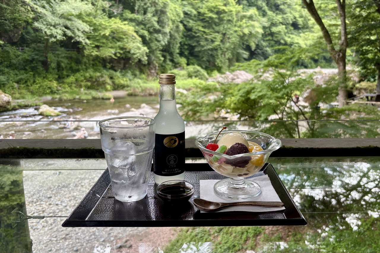【都内の絶景カフェ】秋川渓谷を眼下に望む「野外テラス 水の音」が“穴場スポット”として話題に｜おすすめ涼メニューも