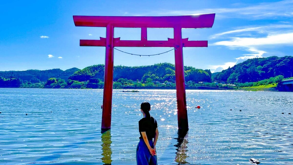 【知る人ぞ知る穴場スポット】湖に浮かぶ鳥居が神秘的！高滝湖で出会う古社とアートの寄り道散歩｜千葉県市原市