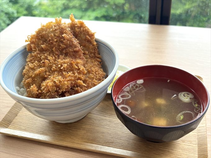 名物のわらじかつ丼