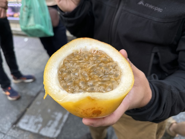 サンパウロ市営市場　フルーツ食べ放題　試食　パッションフルーツ