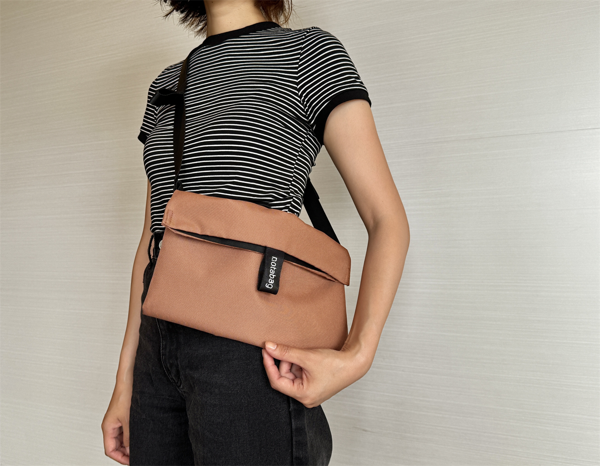 大きさも持ち方も調整できる！Notabag Crossbody＜ノットアバッグ・クロスボディ＞｜旅ライターの裏技・愛用品教えます