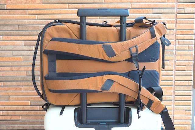 機能もデザインも諦めない！「ピークデザイン エブリデイ バックパック 20L」がカメラ旅に最適な理由　スーツケーススリーブ