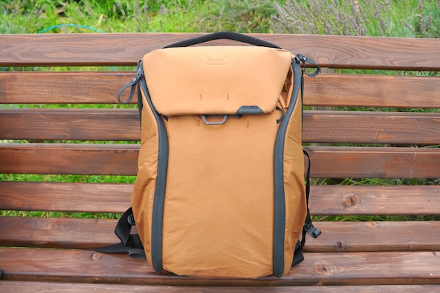 機能もデザインも諦めない！「ピークデザイン エブリデイ バックパック 20L」がカメラ旅に最適な理由　正面