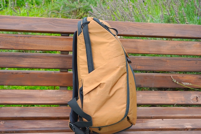 機能もデザインも諦めない！「ピークデザイン エブリデイ バックパック 20L」がカメラ旅に最適な理由　サイド