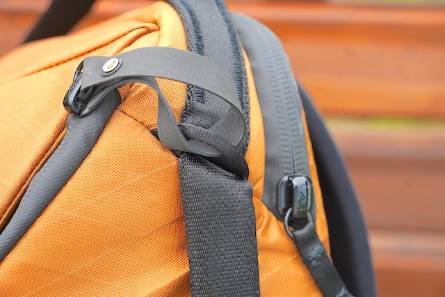 機能もデザインも諦めない！「ピークデザイン エブリデイ バックパック 20L」がカメラ旅に最適な理由　ファスナーのループ