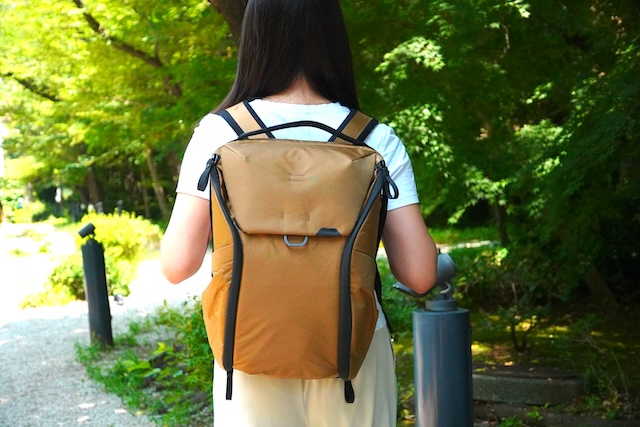 機能もデザインも諦めない！「ピークデザイン エブリデイ バックパック 20L」がカメラ旅に最適な理由　着用イメージ