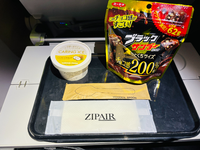 アイスクリーム（500円）とチョコレート（250円）を頼みカフェタイムです