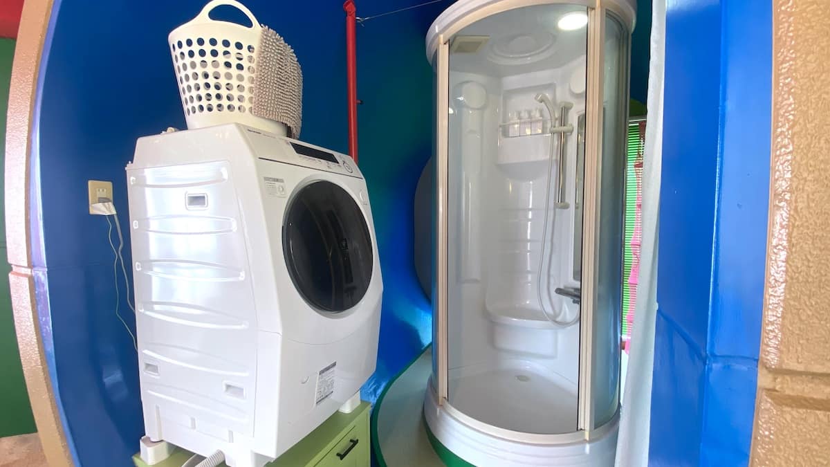「死なないための家」三鷹天命反転住宅 303 宿泊記　シャワーブース　ドラム式洗濯機