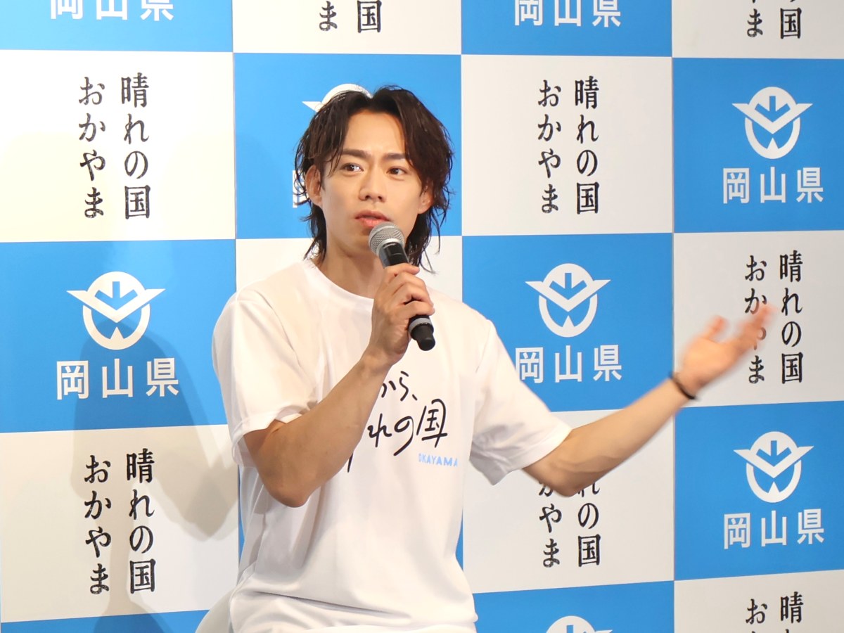 高橋さん（片手を広げながら映画の話をする場面）
