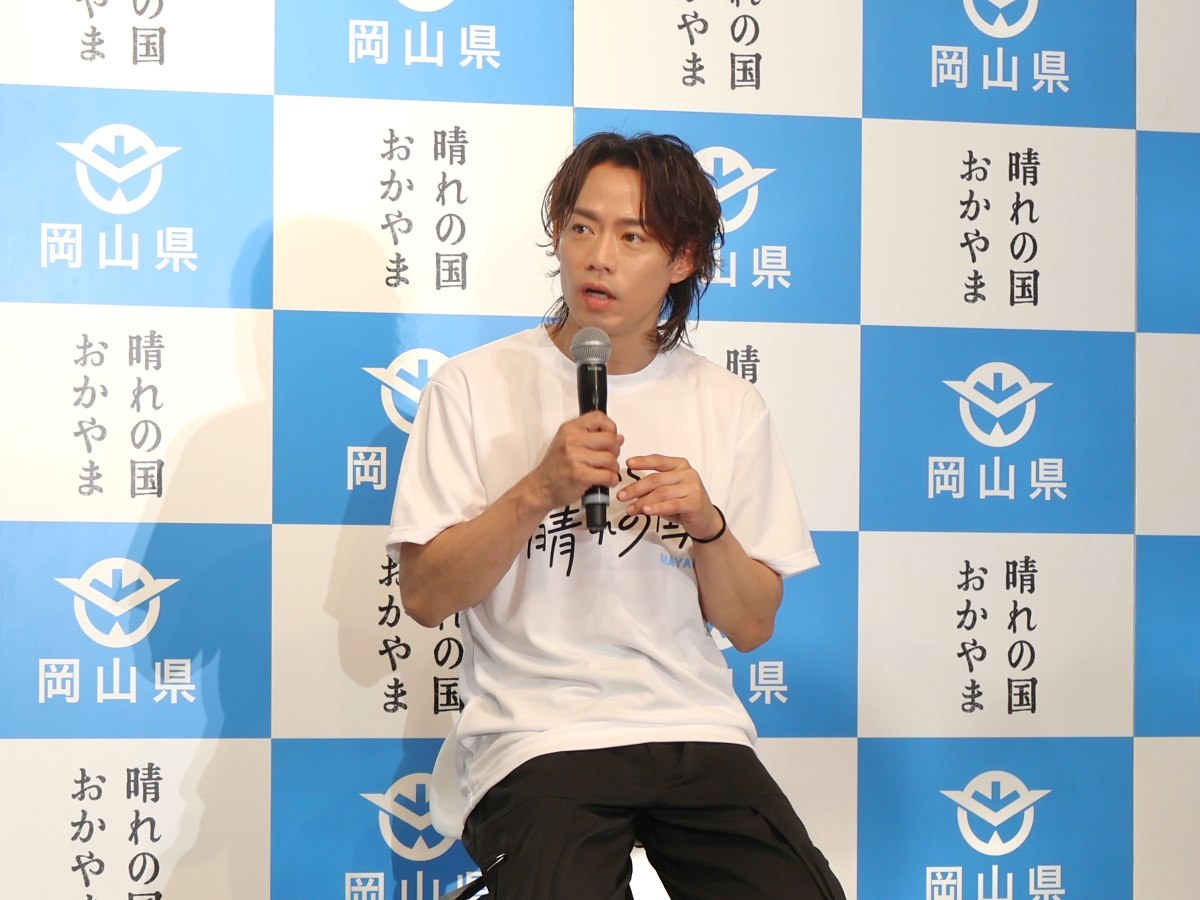 高橋さん（マイク両手持ち）
