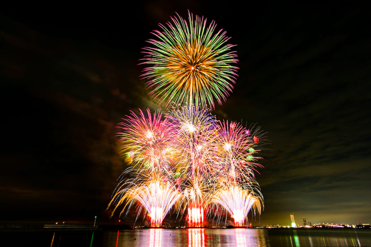 【大阪最大級海上花火大会にドローン500機！】海辺の夜空を魅了！屋台飯やひんやりスイーツも｜泉州夢花⽕ in 泉南